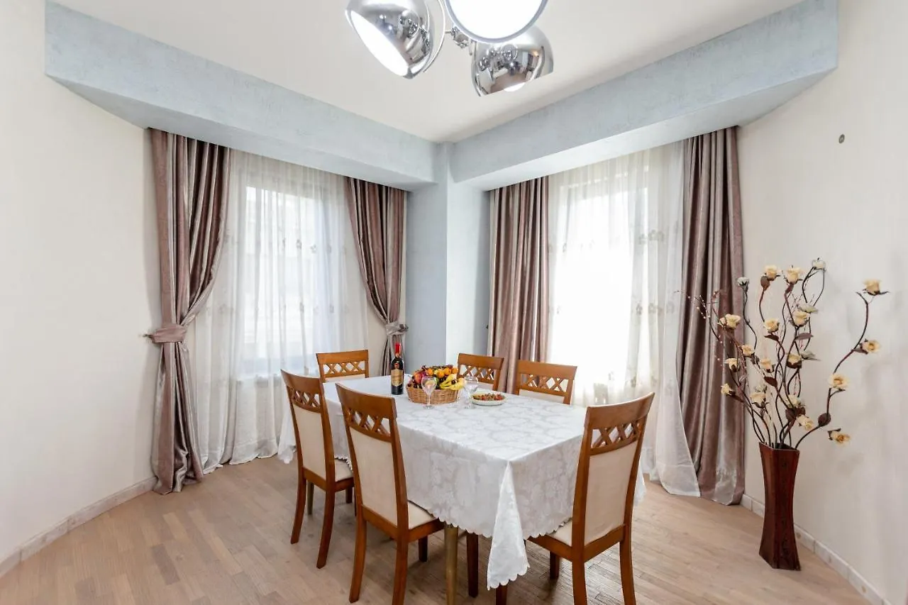 Luxury Apartment For Families Or Group Of Visitors In City Center Tbilisi