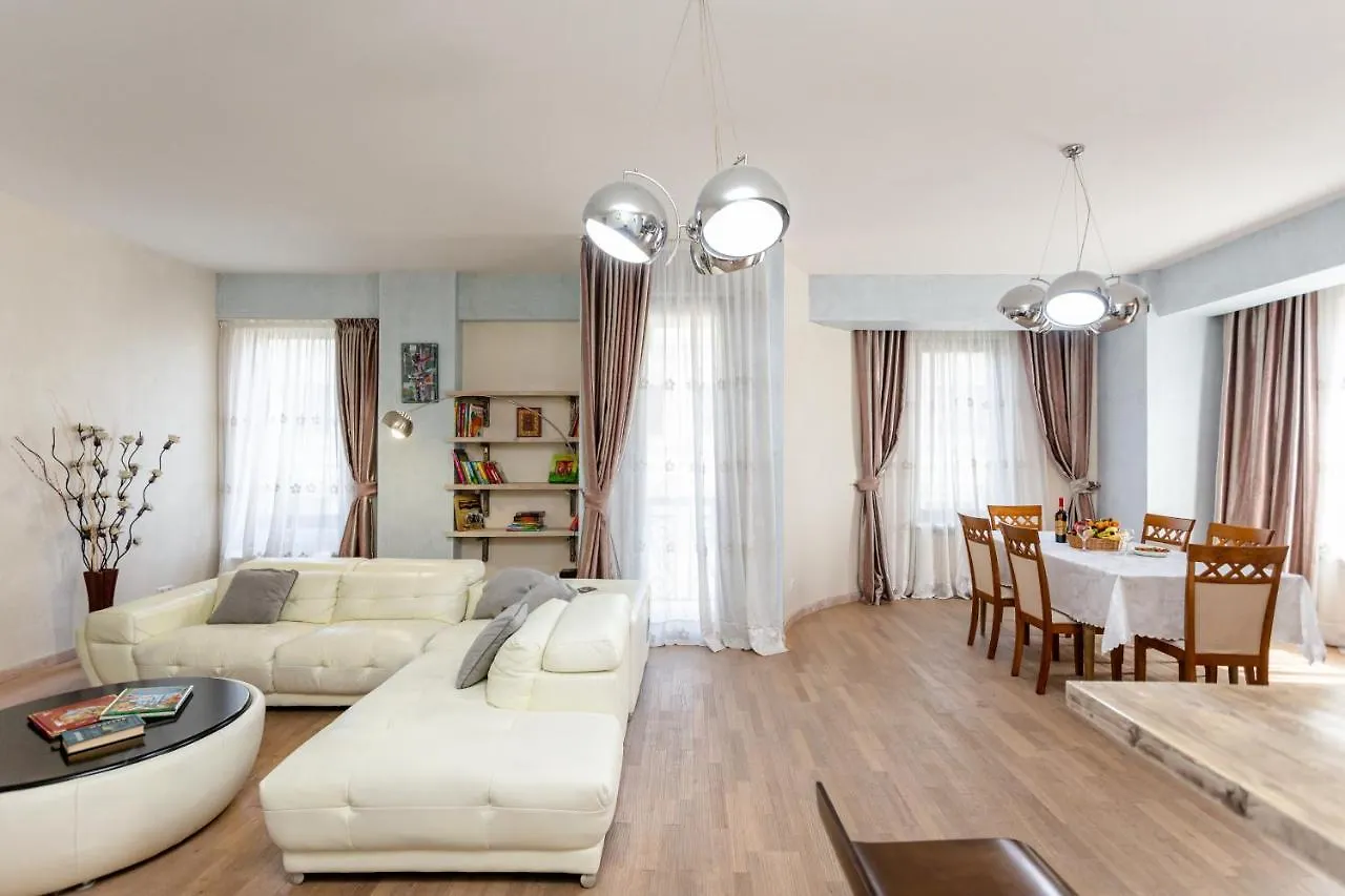 Luxury Apartment For Families Or Group Of Visitors In City Center Tbilisi Gruzja