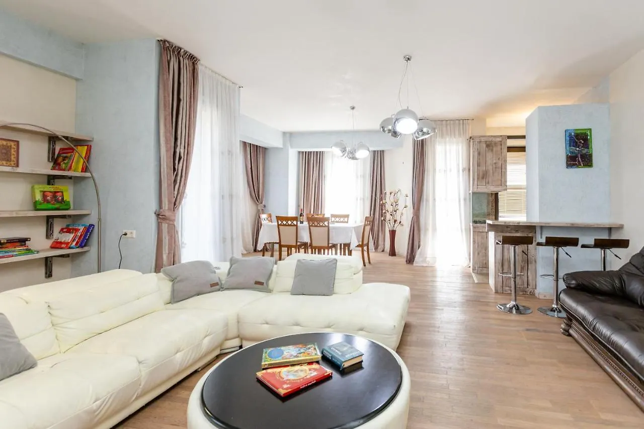 Luxury Apartment For Families Or Group Of Visitors In City Center Tbilisi 0*,  Gruzja